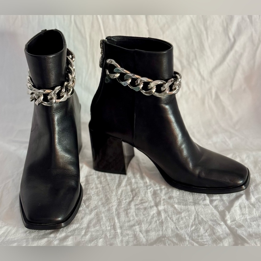 Wishbone women’s Black Leather‎ Chain Ankle Boots Size 4.5